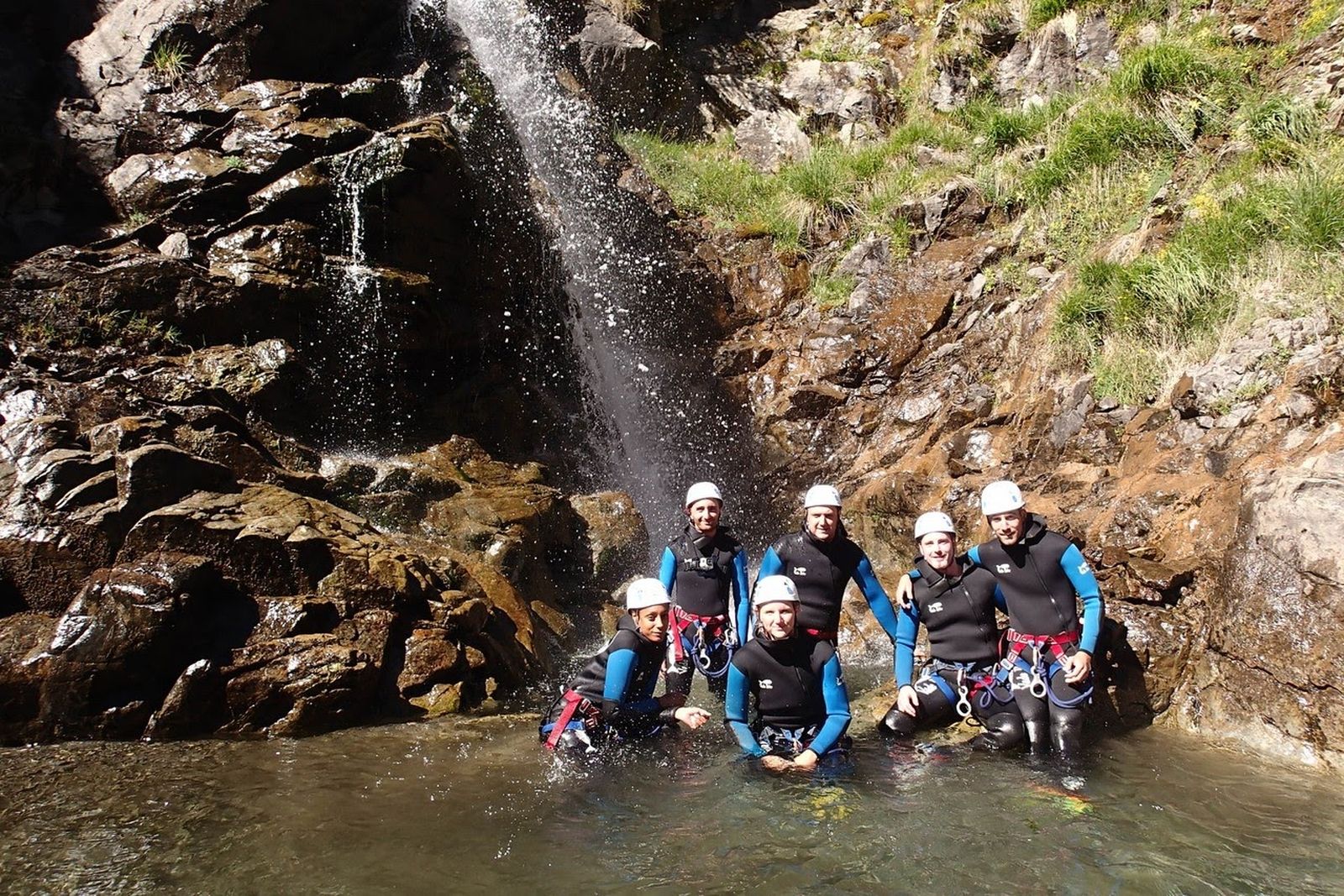 Un groupe heureux (comme d'hab!) de découvrir le canyoning - canyoning Pyrenees